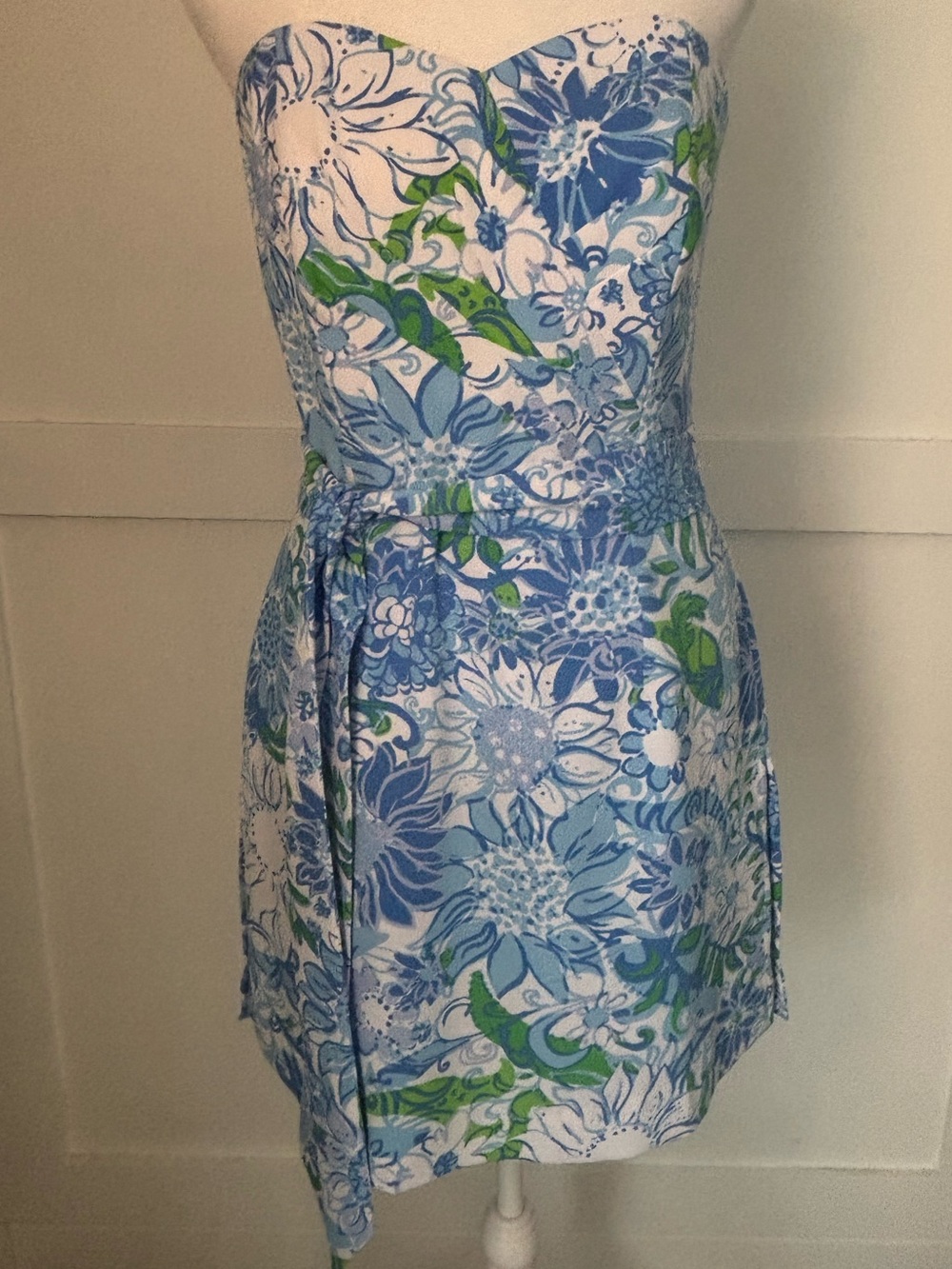 LILLY PULITZER Kylo Strapless Romper in Prenchie Blue Suns Out. Size 4 - Picture 5 of 8